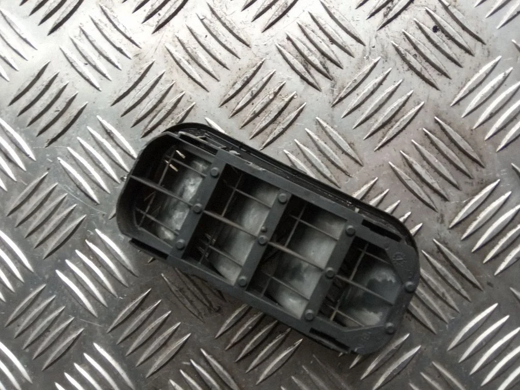 Quarter panel pressure vent