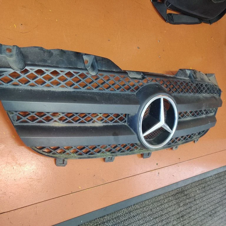 Quarter panel pressure vent 9068800285