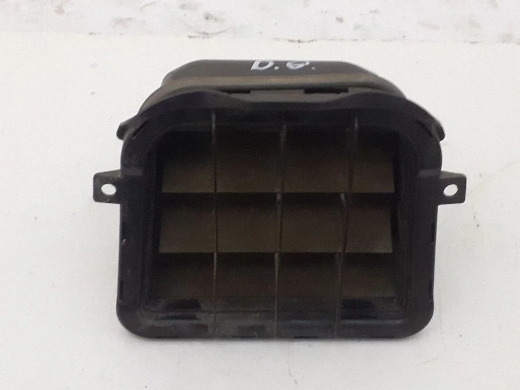 Quarter panel pressure vent 8K0819161