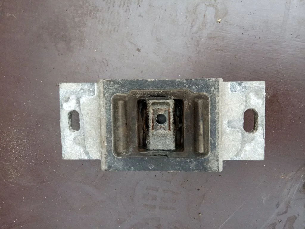 Gearbox mount 8200676857