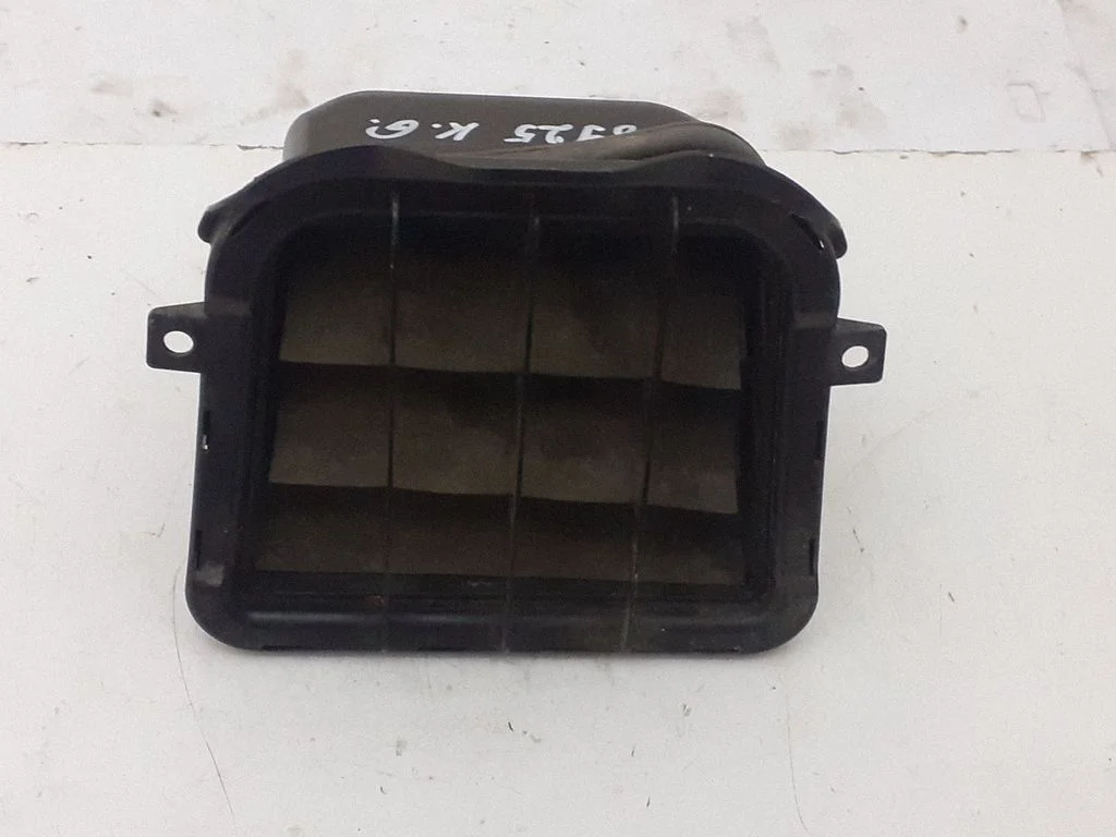 Quarter panel pressure vent 8K0819161