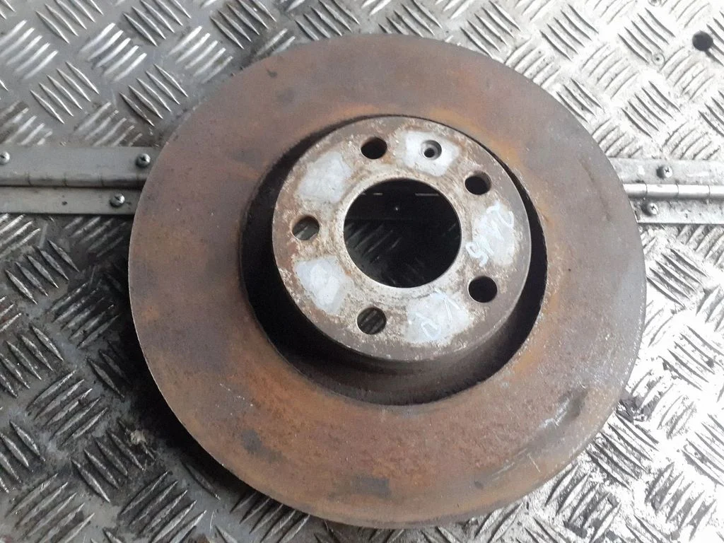 Priekšējais bremžu disks – kreisā