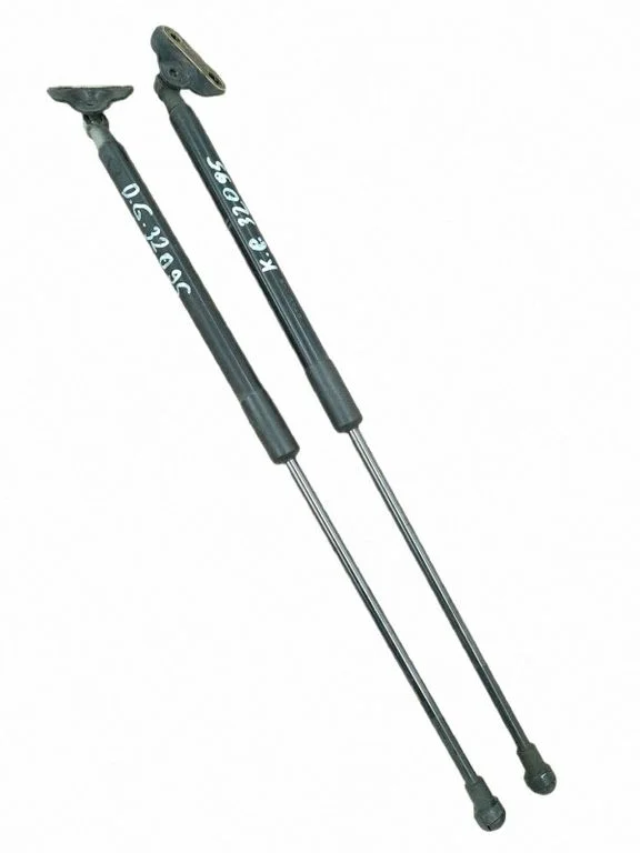 Siłownik (sprężyna gazowa) klapy bagażnika 689600W330