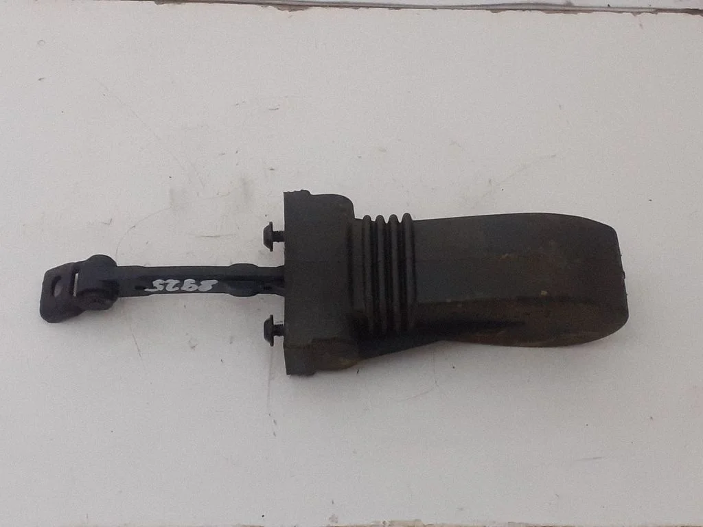 Front door check strap stopper 8T0837267