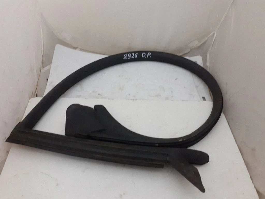 Front door rubber seal 8T0845354