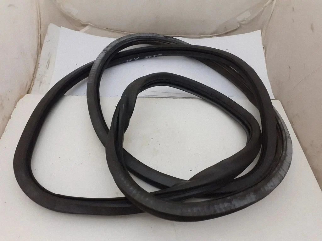 Priekšējo durvju blīvgumija (uz virsbūves) 4F0831721A