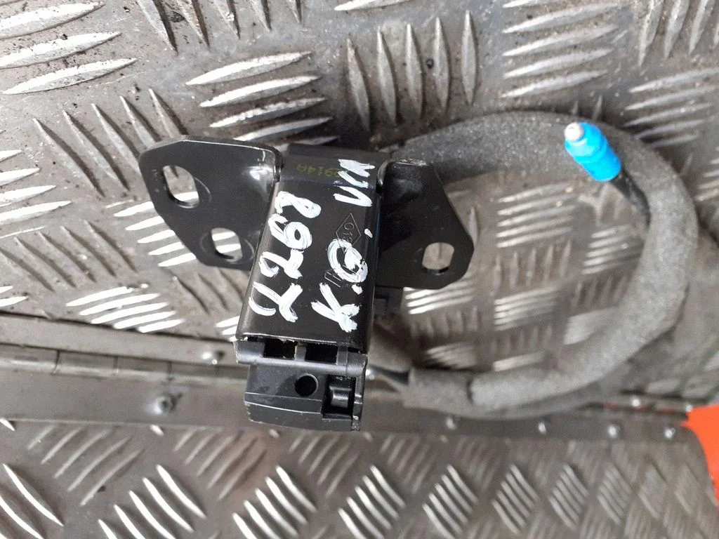 Rear door lock – left