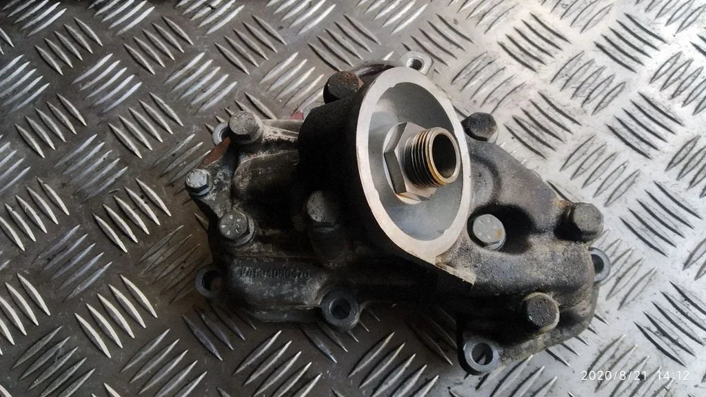 Oil filter mounting bracket