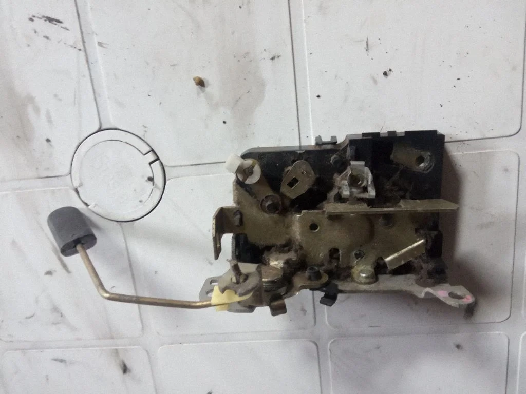Coupe door lock (next to the handle) – Iveco Daily 4th gen (2006-2011)