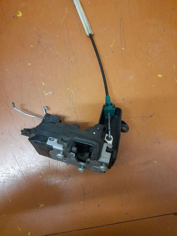 Coupe door lock (next to the handle) – Opel Zafira B (2005-2014)