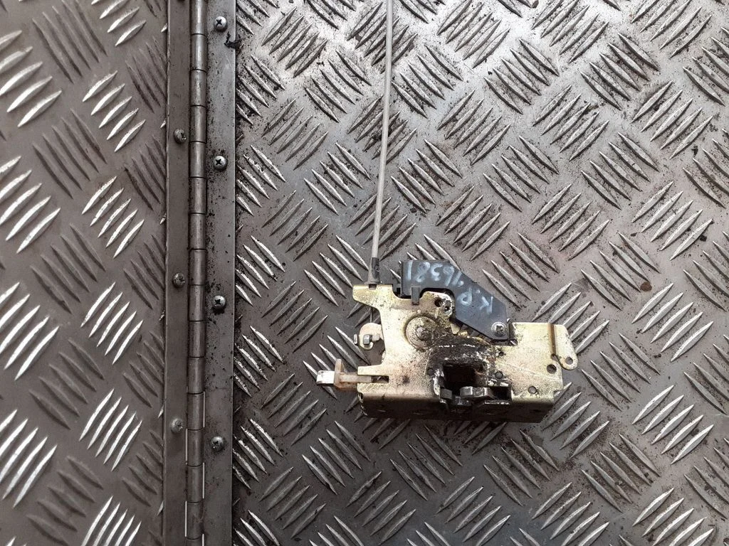 Coupe door lock (next to the handle) – Mercedes-Benz Sprinter W901 W902 W903 W904 (1995-2007)