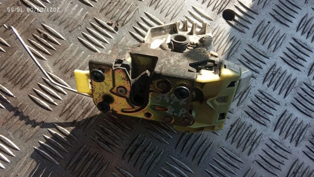 Coupe door lock (next to the handle) – Ford Focus (1998-2004)