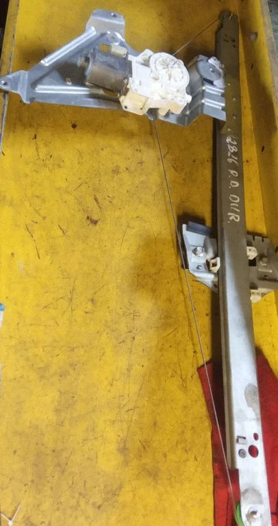 Front door window regulator with motor A9067200146