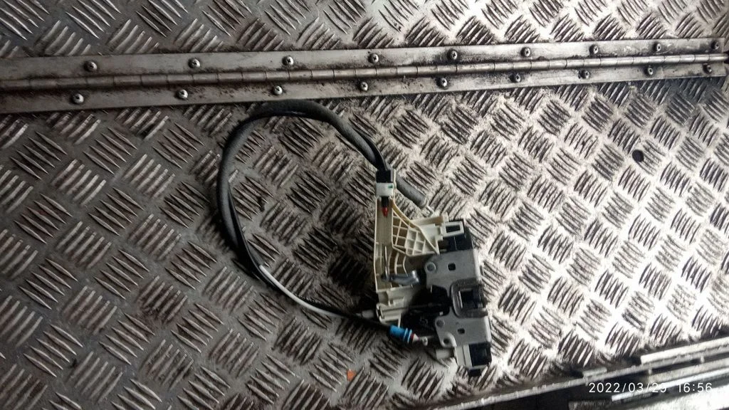 Coupe door lock (next to the handle) – Mercedes-Benz Sprinter W906 (2006-2018)