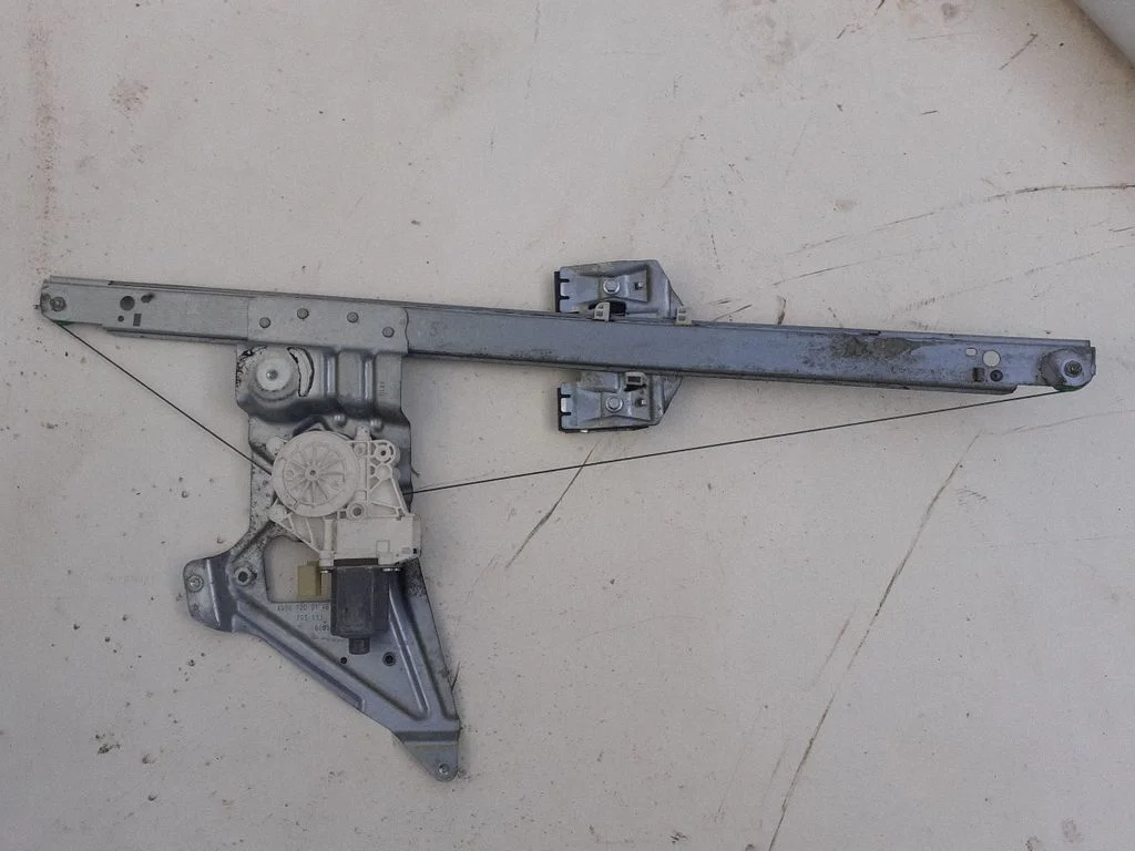 Priekšējā el. loga pacēlāja mehānisma komplekts A0068205542