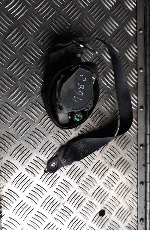 Front seatbelt – left