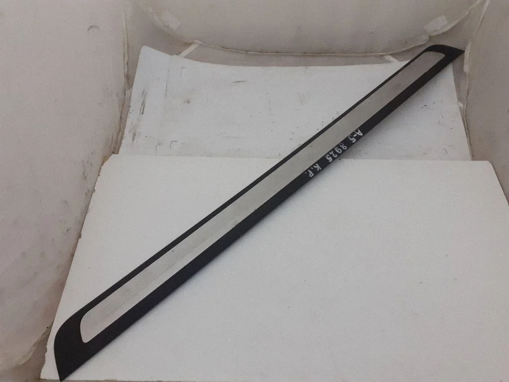 Front sill trim cover 8T0853373