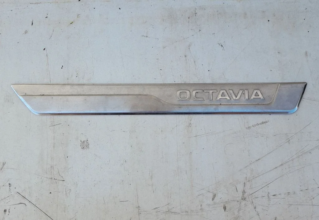 Front sill trim cover 5E3853813