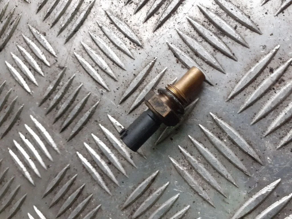 Jahutusvedeliku temperatuuriandur – Mercedes-Benz Sprinter W901 W902 W903 W904 (1995-2007)