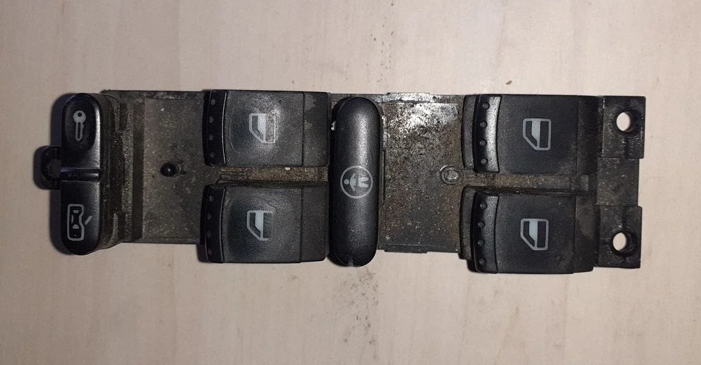 Electric window control switch – Volkswagen Golf IV (1998-2005)