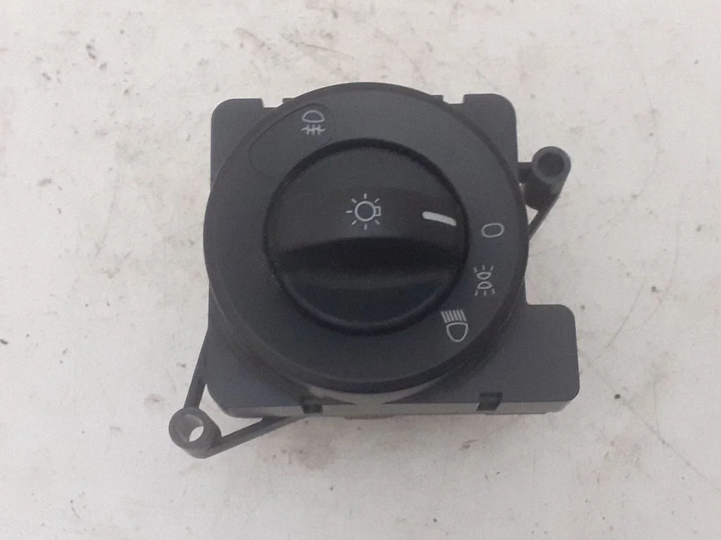 Gaismu slēdzis Q06ZGS002