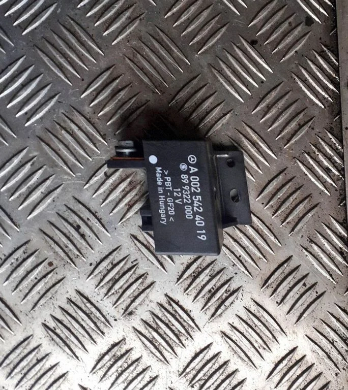 Glow plug pre-heat relay A0025424019