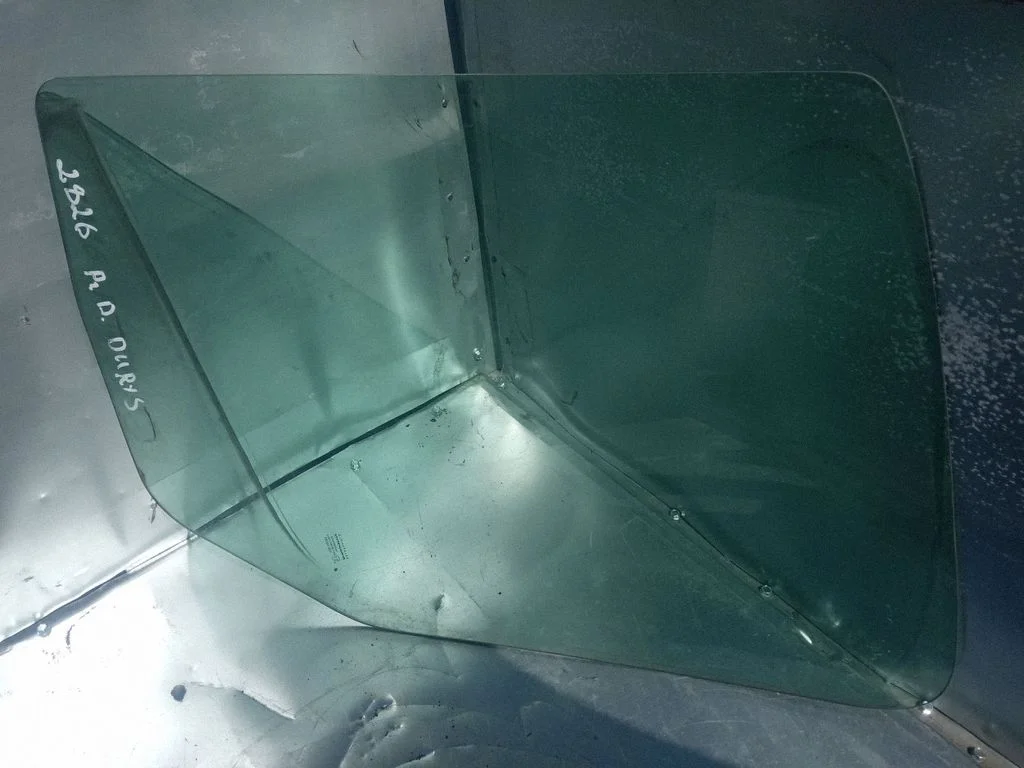 Front door window glass four-door 43R00083