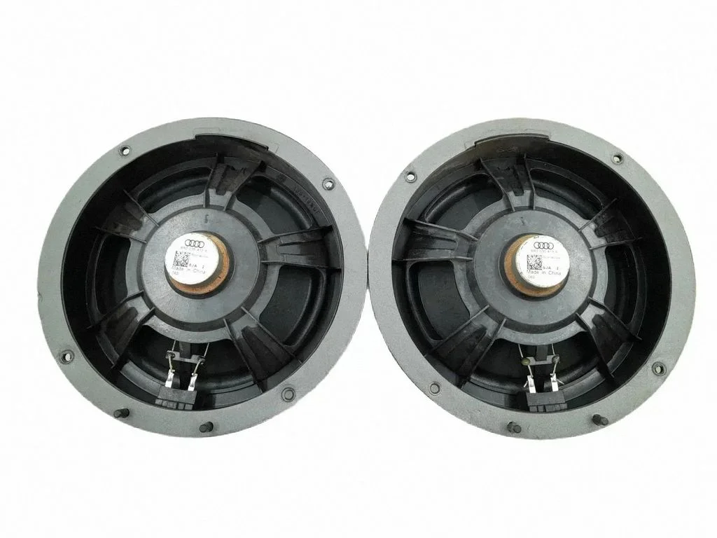 Skaļrunis (-ņi) priekšējās durvīs 8R0035415A