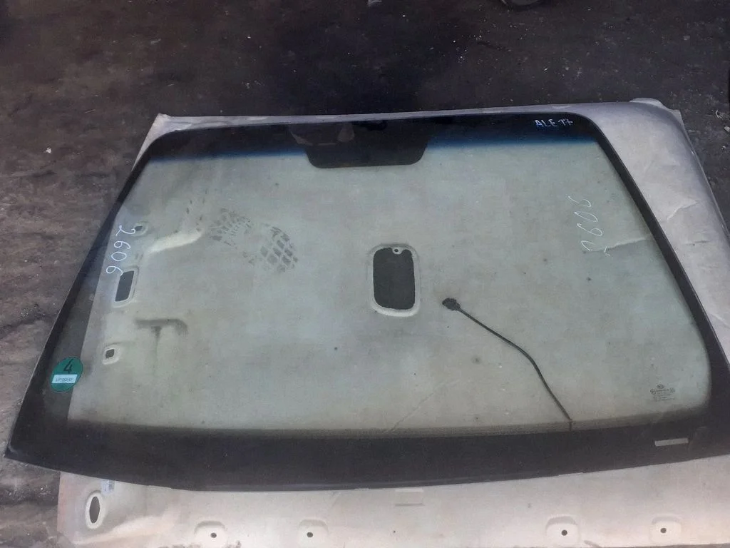 Priekšējais stikls E1143R000363