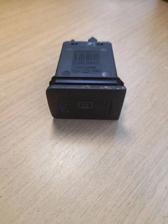 Klaasisoojenduse lüliti 6N0959621B