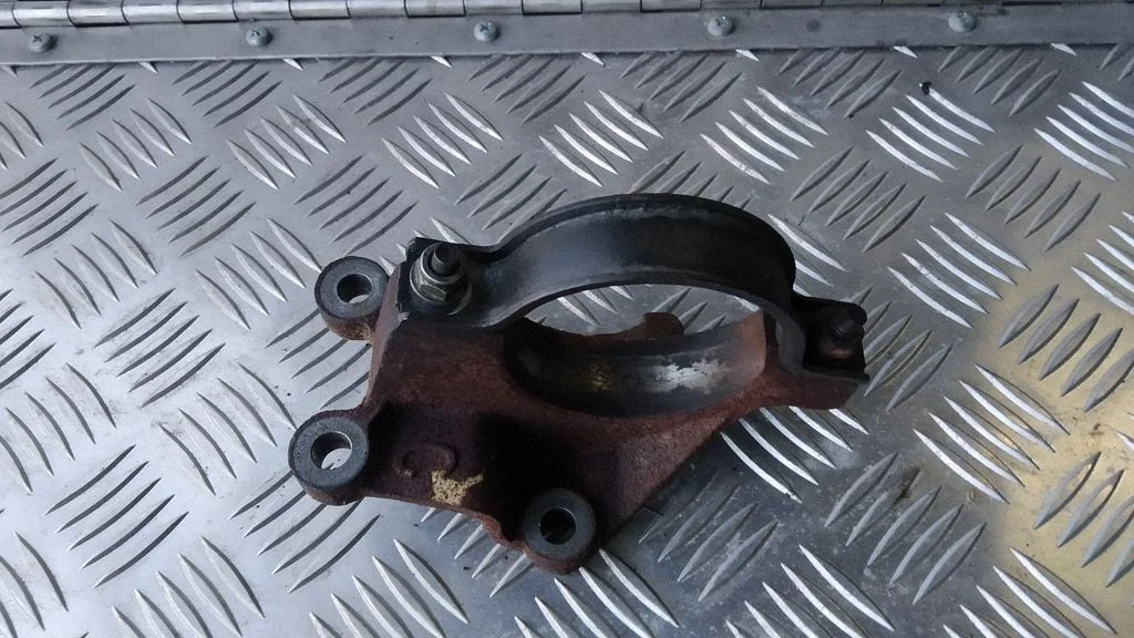 Pusass balstgultņa kronšteins 2S613K305AF