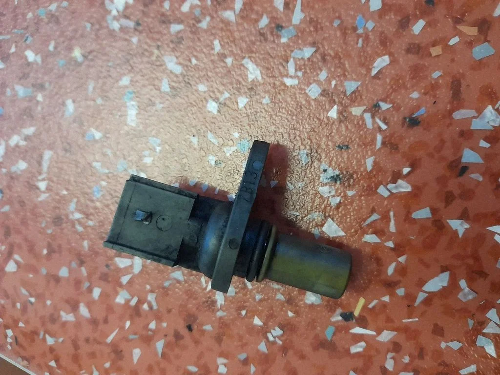 Camshaft position sensor 6C1112K073AA