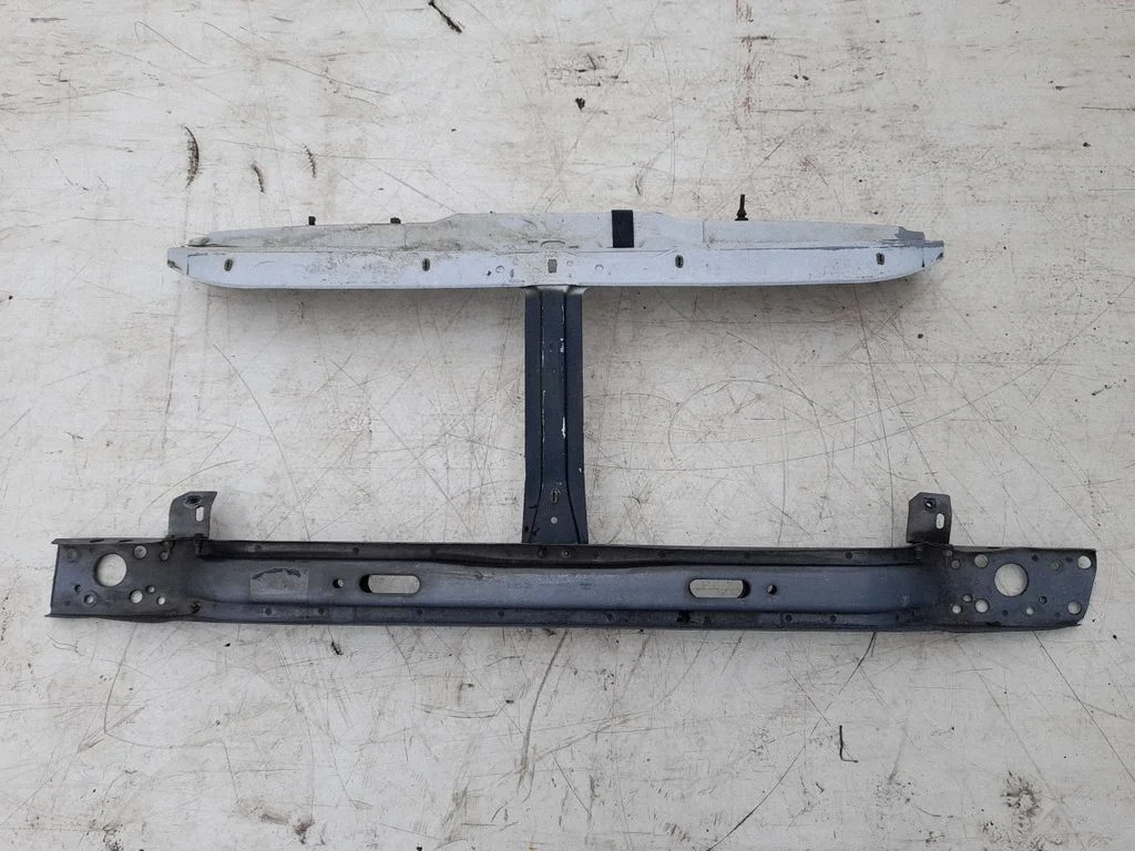 Radiatoru paneļa augšējā daļa 7751690121