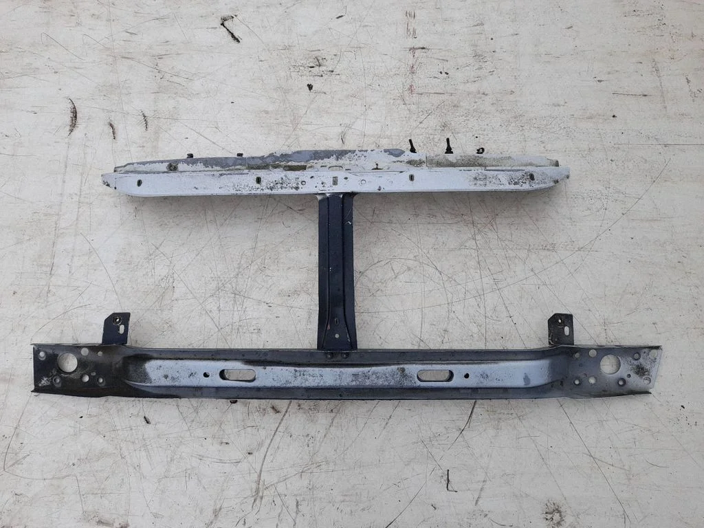Radiatoru paneļa augšējā daļa 7751690121