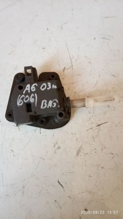 Silniczek centralnego zamka – Audi A6 Allroad C5 (1999-2005)