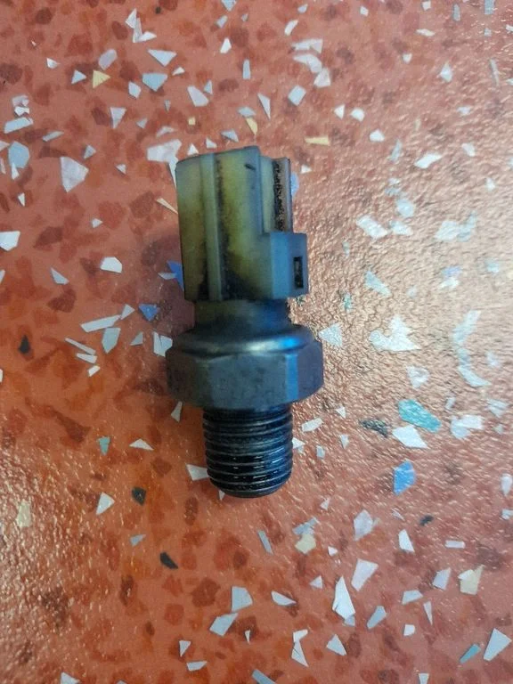 Oil pressure sensor