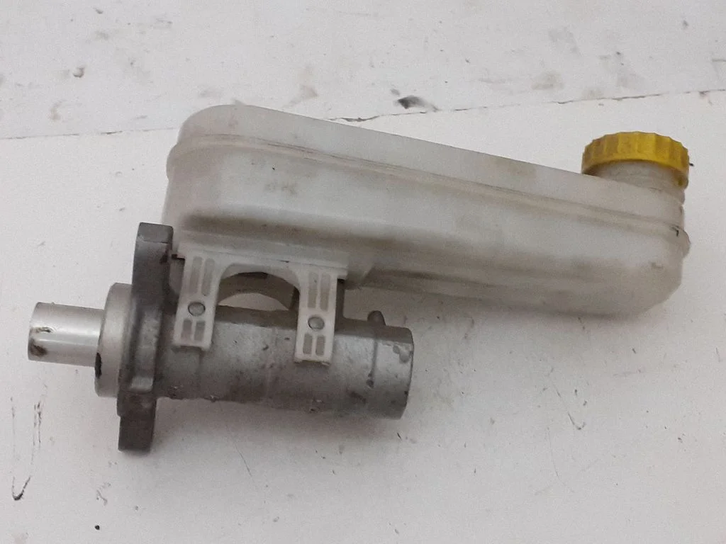 Master brake cylinder Y24112