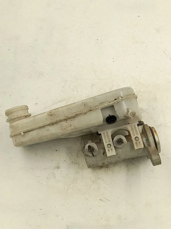 Master brake cylinder Y24113