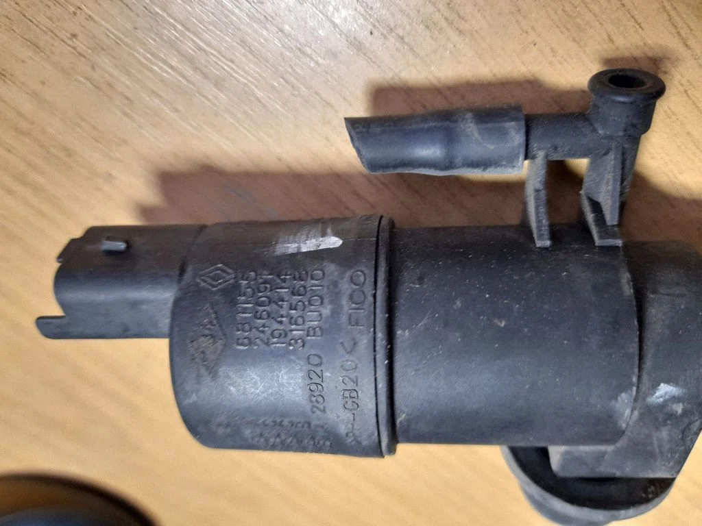 Windscreen/windshield washer pump – Renault Master III (2010-2024)