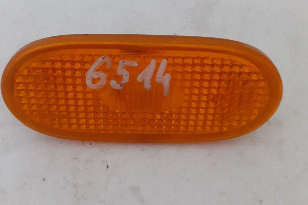 Aizmugurējais lukturis virsbūvē A0038202956