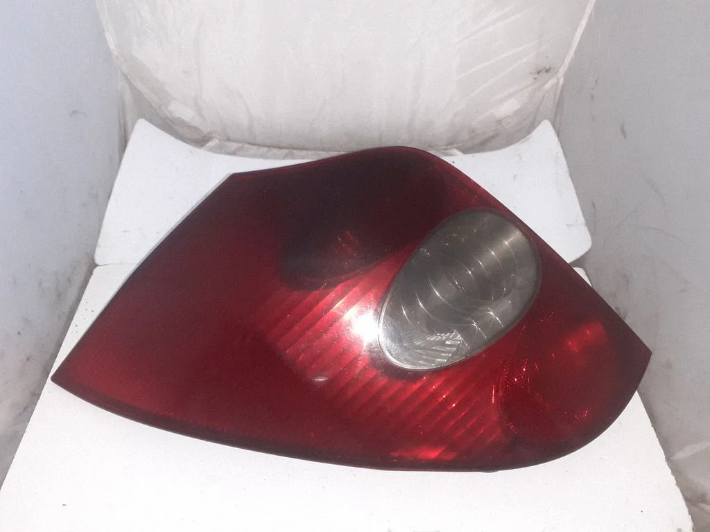 Lampa tylna w błotniku – Renault Laguna II (2001-2007)