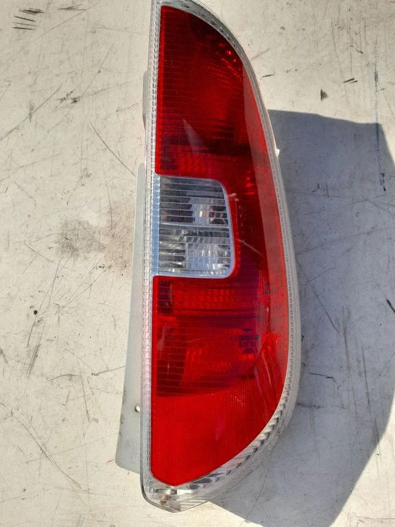 Aizmugurējais lukturis virsbūvē 086651913R – Skoda Roomster (5J) (2006-2015)