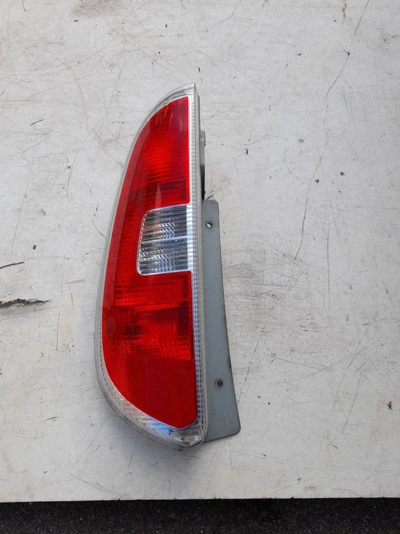 Aizmugurējais lukturis virsbūvē ZSB5J7945095 – Skoda Roomster (5J) (2006-2015)