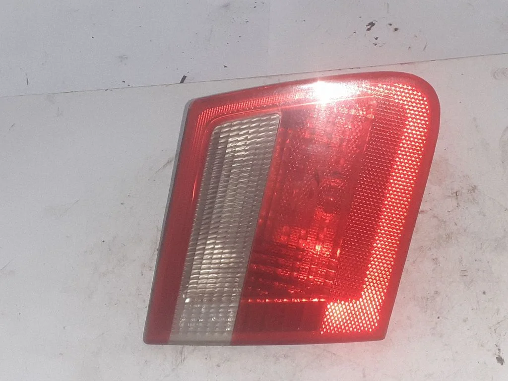 Aizmugurējais lukturis bagāžnieka vākā – BMW 3. sērija E46 (1998-2005)