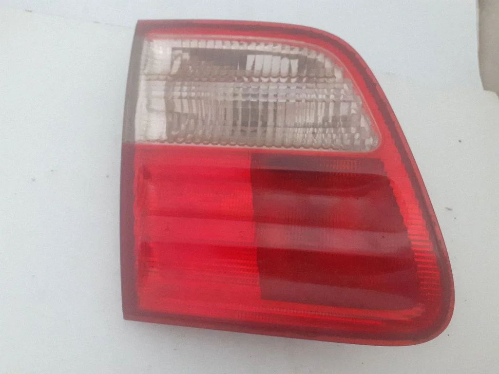 Aizmugurējais lukturis bagāžnieka vākā – Mercedes-Benz E klase W210 (1995-2002)