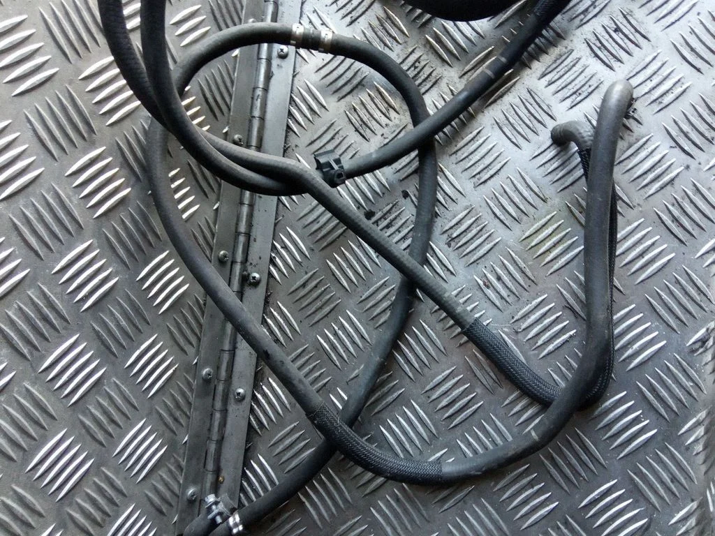 Engine coolant pipe/hose