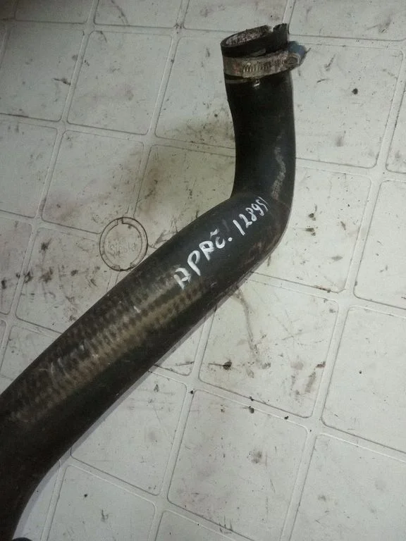 Engine coolant pipe/hose