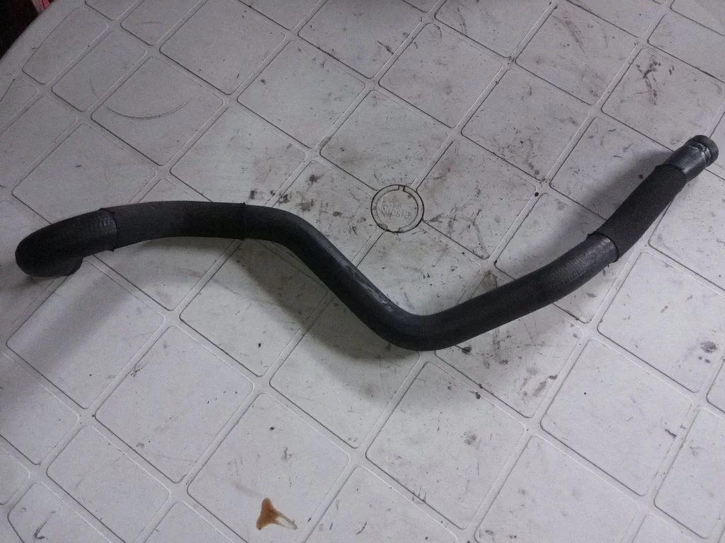 Engine coolant pipe/hose