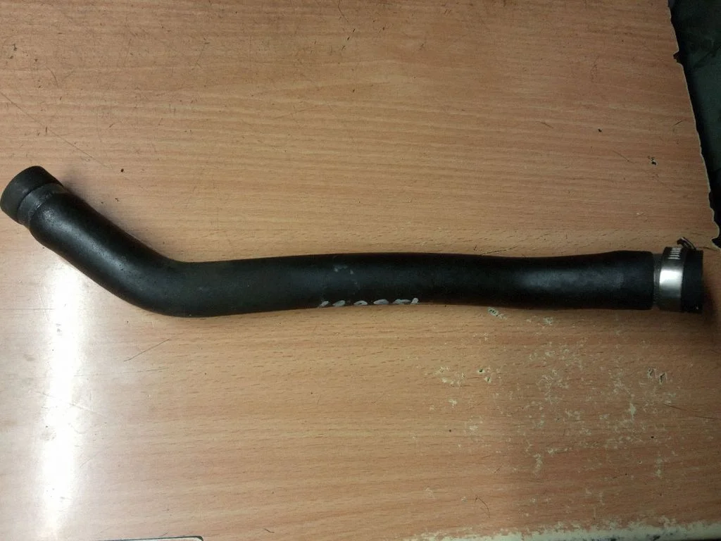 Engine coolant pipe/hose