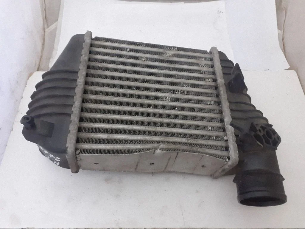 Starpdzesētāja (interkūlera) radiators 4F0145805AB